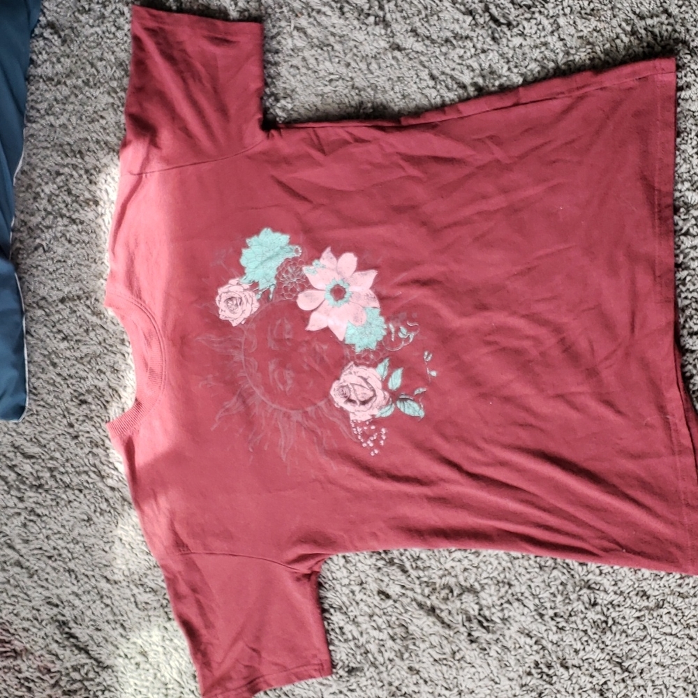 T-SHIRT. SIZE: Medium.